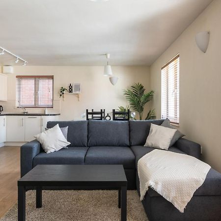 Spacious 2Br Flat - 2 Free Parking Spaces - Near Lgw Airport Crawley  Buitenkant foto