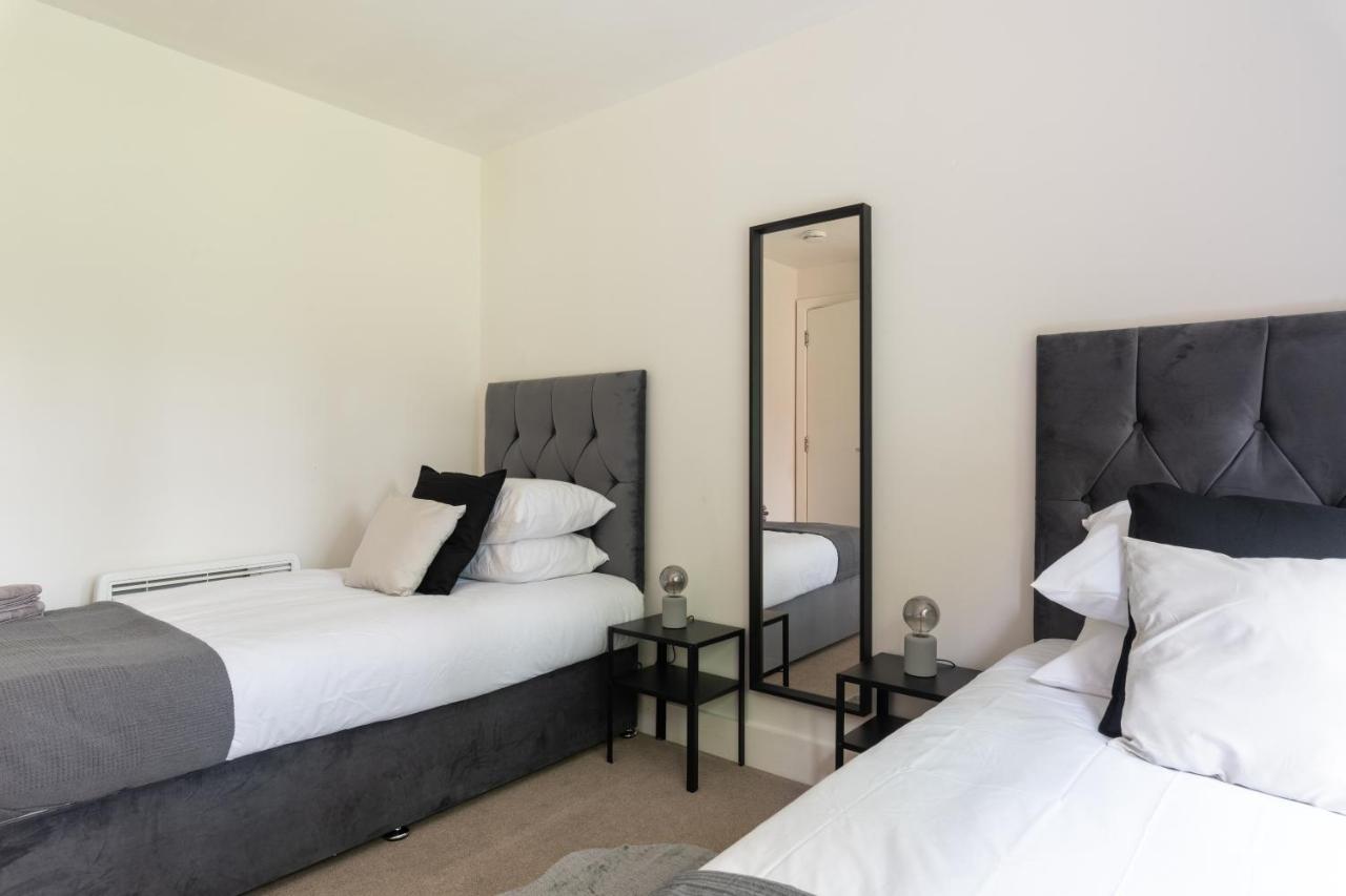 Spacious 2Br Flat - 2 Free Parking Spaces - Near Lgw Airport Crawley  Buitenkant foto