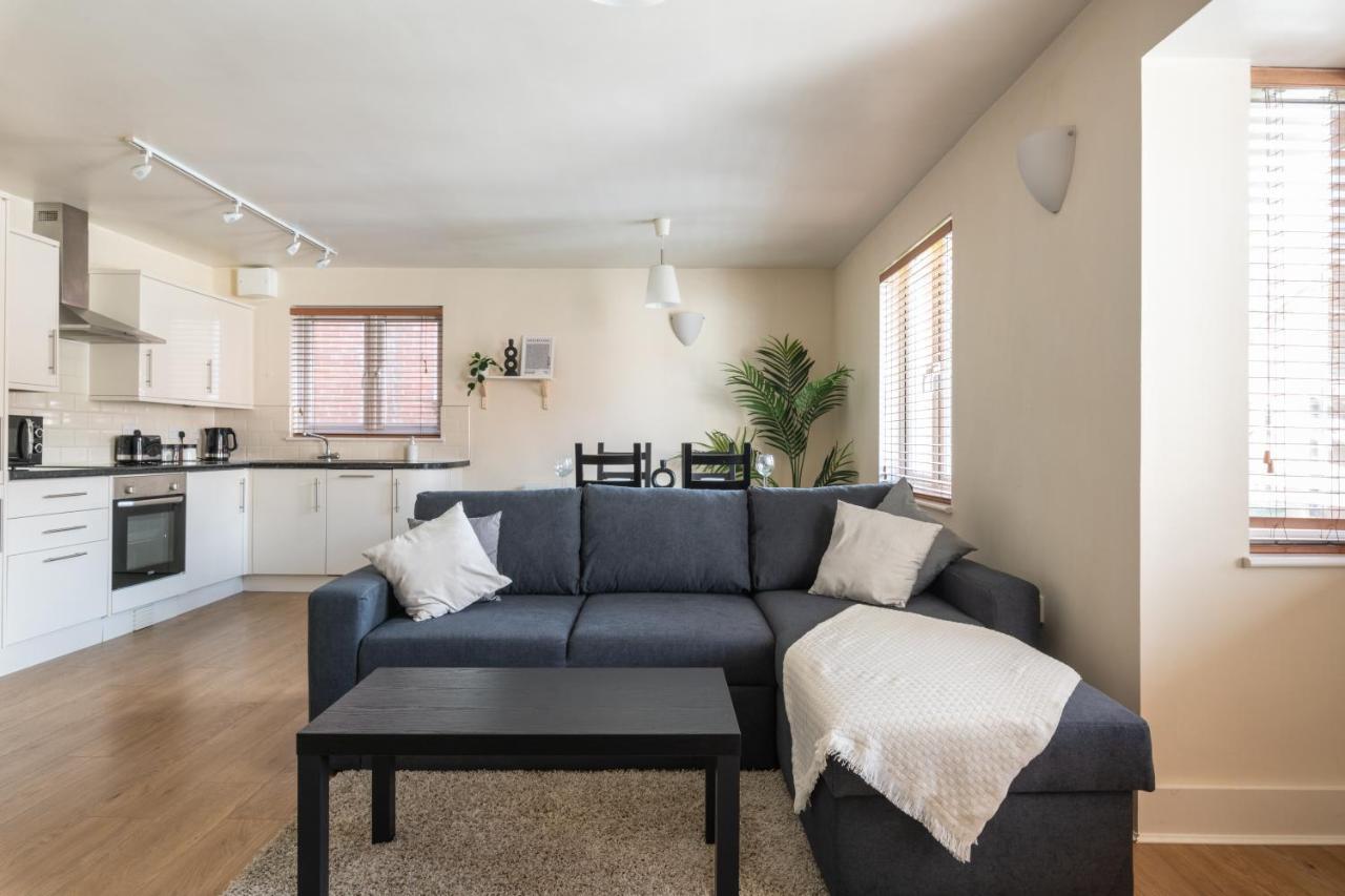 Spacious 2Br Flat - 2 Free Parking Spaces - Near Lgw Airport Crawley  Buitenkant foto