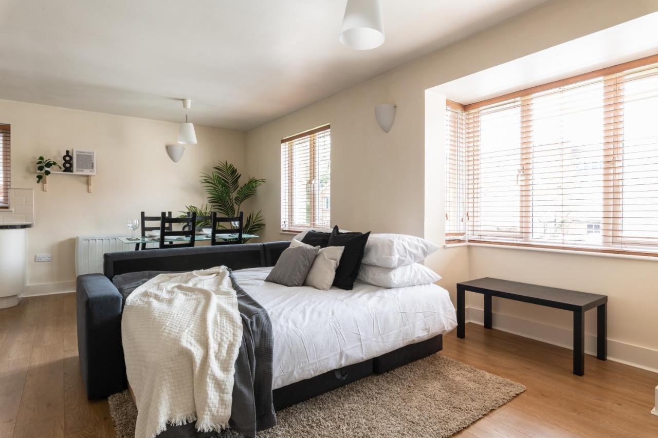 Spacious 2Br Flat - 2 Free Parking Spaces - Near Lgw Airport Crawley  Buitenkant foto