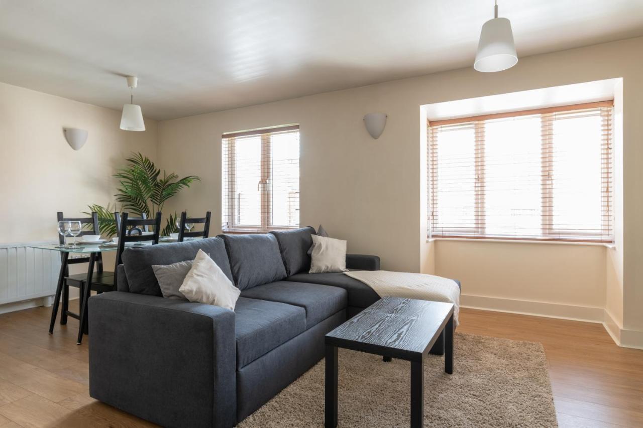 Spacious 2Br Flat - 2 Free Parking Spaces - Near Lgw Airport Crawley  Buitenkant foto