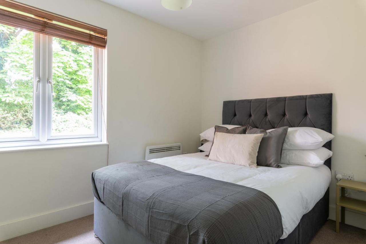 Spacious 2Br Flat - 2 Free Parking Spaces - Near Lgw Airport Crawley  Buitenkant foto