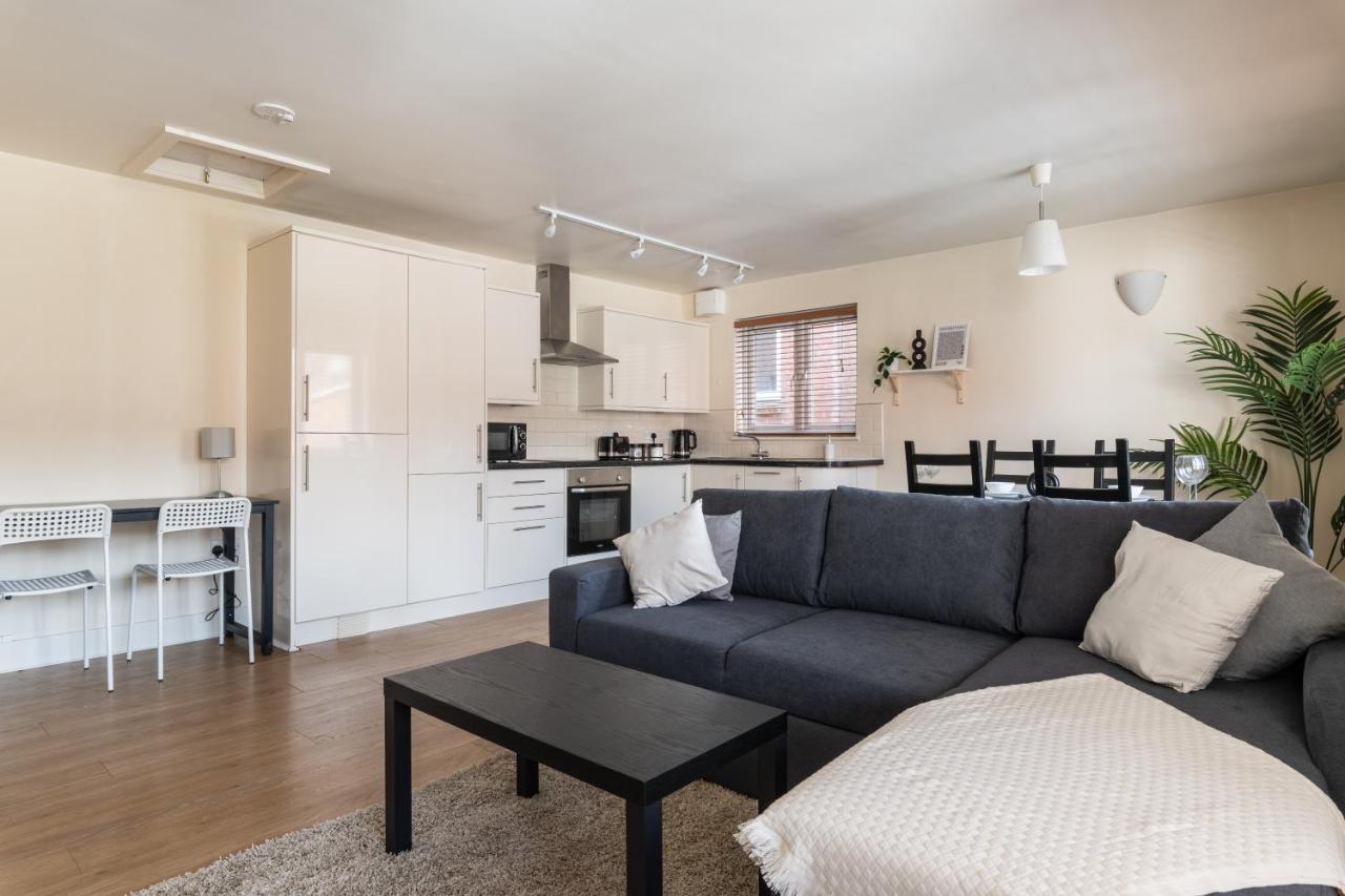 Spacious 2Br Flat - 2 Free Parking Spaces - Near Lgw Airport Crawley  Buitenkant foto