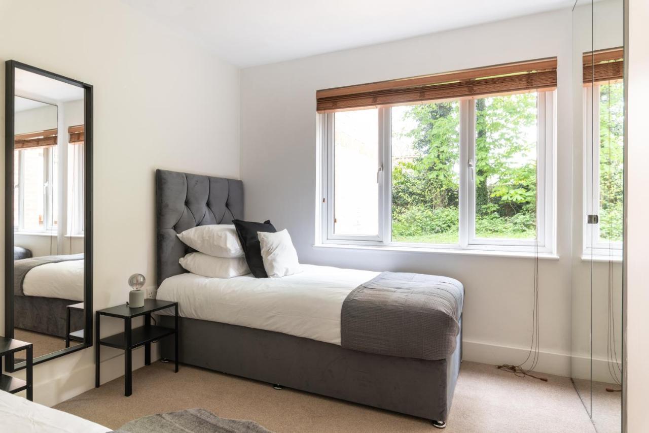 Spacious 2Br Flat - 2 Free Parking Spaces - Near Lgw Airport Crawley  Buitenkant foto